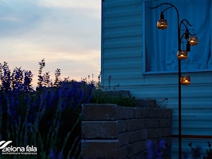 Projekt ogrodu R.O.D.O.S. - Z lampami stojącymi ogród w stylu skandynawskim za domem - zdjęcie od zielonaFALA