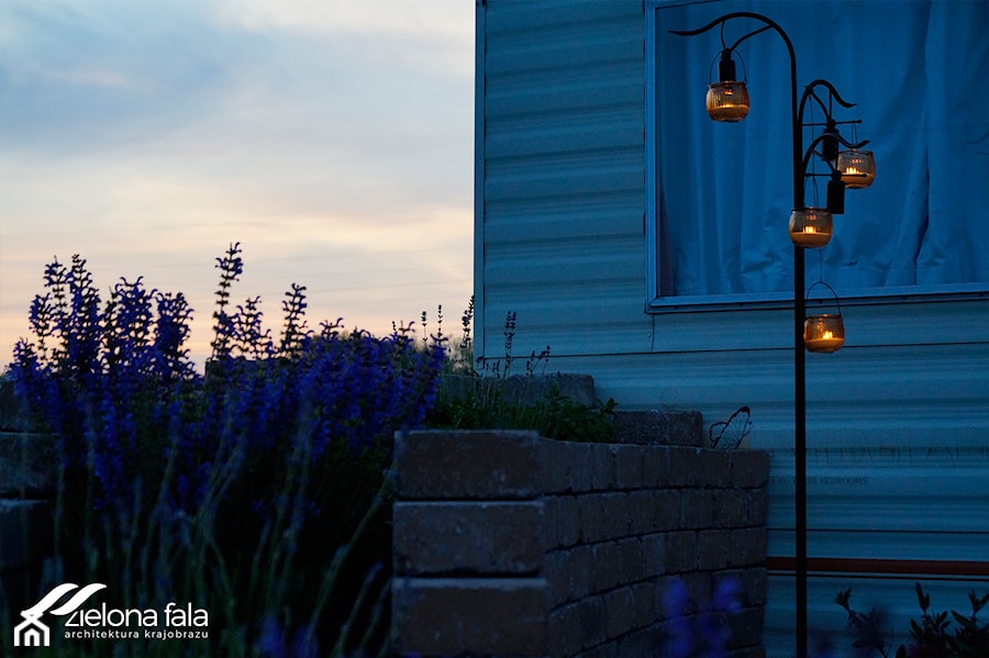 Projekt ogrodu R.O.D.O.S. - Z lampami stojącymi ogród w stylu skandynawskim za domem - zdjęcie od zielonaFALA
