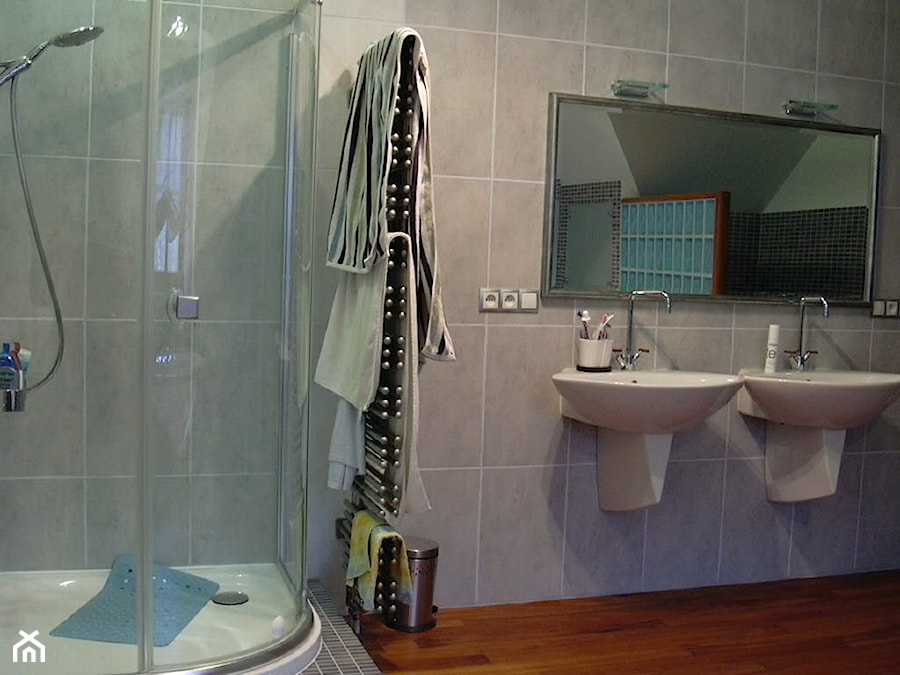 łazienka przy sypialni: prysznic, wanna i oddzielone wc - zdjęcie od Artarmando