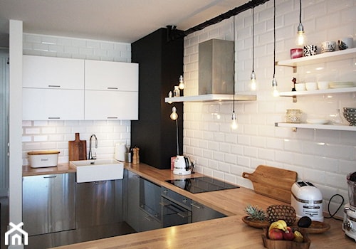 Konkurs 1 - Mała średnia otwarta z salonem biała z zabudowaną lodówką z nablatowym zlewozmywakiem kuchnia w kształcie litery u, styl skandynawski - zdjęcie od Soma Architekci