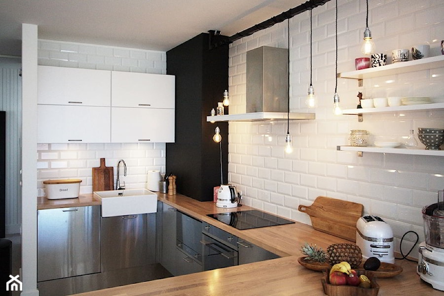 Konkurs 1 - Mała średnia otwarta z salonem biała z zabudowaną lodówką z nablatowym zlewozmywakiem kuchnia w kształcie litery u, styl skandynawski - zdjęcie od Soma Architekci