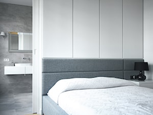 Apartament Mokotów - Mała biała sypialnia z łazienką, styl nowoczesny - zdjęcie od Soma Architekci