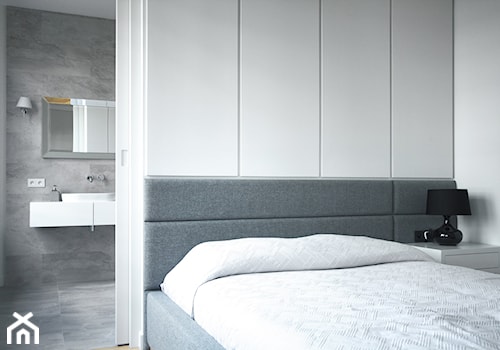 Apartament Mokotów - Mała biała sypialnia z łazienką, styl nowoczesny - zdjęcie od Soma Architekci