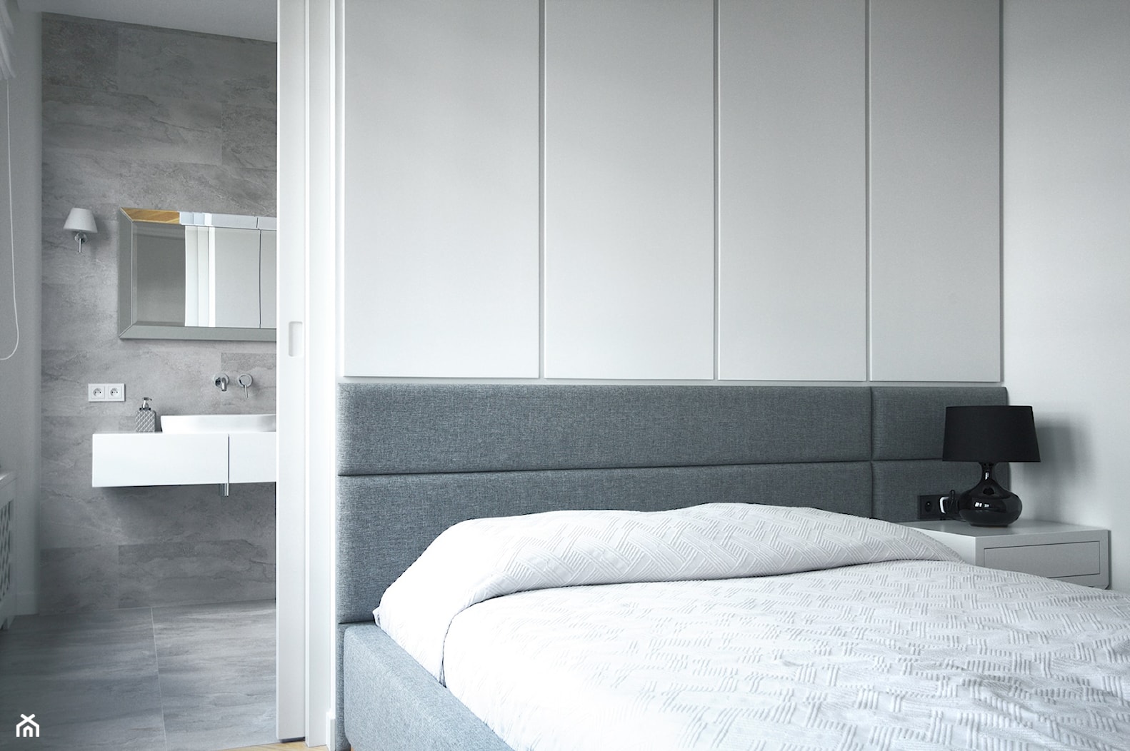 Apartament Mokotów - Mała biała sypialnia z łazienką, styl nowoczesny - zdjęcie od Soma Architekci - Homebook
