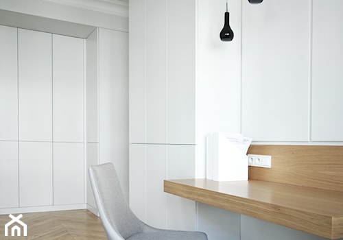 Apartament Mokotów - Mała szara z biurkiem sypialnia, styl nowoczesny - zdjęcie od Soma Architekci
