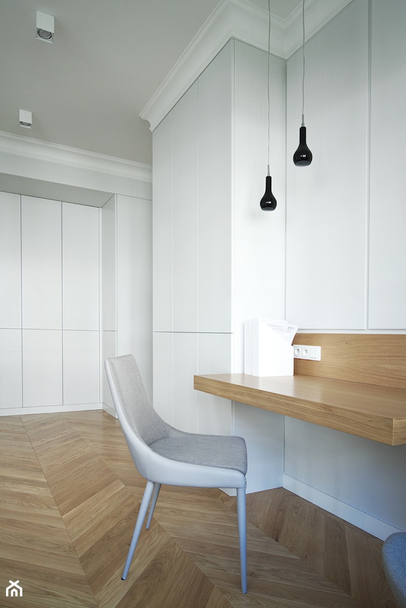 Apartament Mokotów - Mała szara z biurkiem sypialnia, styl nowoczesny - zdjęcie od Soma Architekci