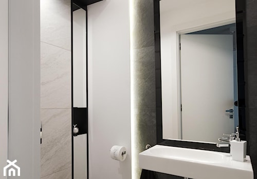 Apartament na Wilanowie. - Mała bez okna z lustrem z marmurową podłogą z punktowym oświetleniem łazienka, styl nowoczesny - zdjęcie od Soma Architekci