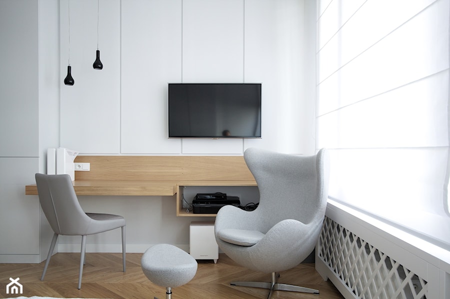 Apartament Mokotów - Mała biała z biurkiem sypialnia, styl nowoczesny - zdjęcie od Soma Architekci