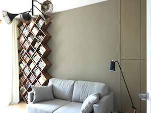 Mokotów - Średni biały szary salon z bibiloteczką, styl nowoczesny - zdjęcie od Soma Architekci