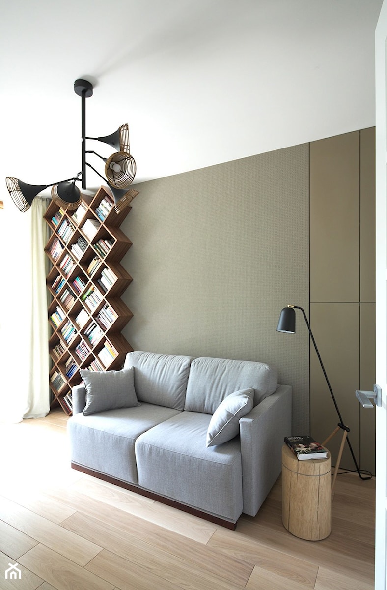 Mokotów - Średni biały szary salon z bibiloteczką, styl nowoczesny - zdjęcie od Soma Architekci