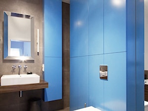 Konkurs - Mała bez okna z lustrem z punktowym oświetleniem łazienka, styl industrialny - zdjęcie od Soma Architekci