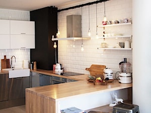 Konkurs 1 - Średnia otwarta z salonem biała czarna z zabudowaną lodówką z nablatowym zlewozmywakiem kuchnia w kształcie litery u, styl skandynawski - zdjęcie od Soma Architekci
