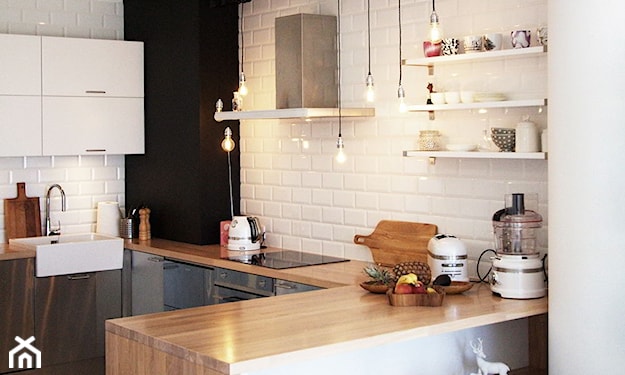 biała ściana z cegły, drewniany blat, metalowe szafki w kuchni, metalowy hoker