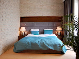 Neo-Retro Apartament Wilanów - Mała beżowa sypialnia z balkonem / tarasem, styl nowoczesny - zdjęcie od Soma Architekci