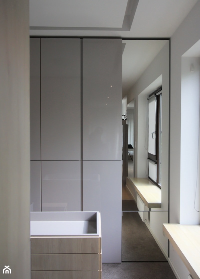 Saska - Średnia otwarta garderoba przy sypialni z oknem, styl nowoczesny - zdjęcie od Soma Architekci
