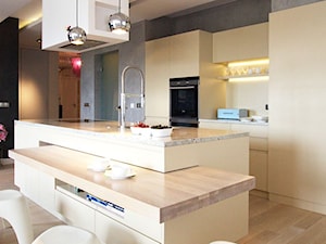 Fluo Apartment - Duża otwarta z kamiennym blatem z zabudowaną lodówką kuchnia jednorzędowa z wyspą lub półwyspem, styl nowoczesny - zdjęcie od Soma Architekci