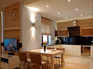 Duża otwarta z salonem beżowa z zabudowaną lodówką kuchnia w kształcie litery l z marmurem nad blatem kuchennym, styl nowoczesny - zdjęcie od Soma Architekci