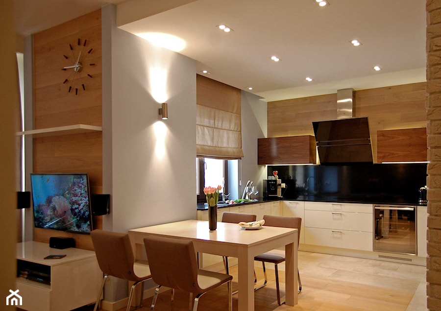 Duża otwarta z salonem beżowa z zabudowaną lodówką kuchnia w kształcie litery l z marmurem nad blatem kuchennym, styl nowoczesny - zdjęcie od Soma Architekci