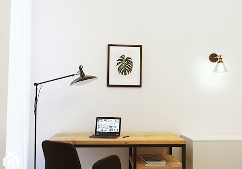 Koneser - Mała biała z biurkiem sypialnia, styl nowoczesny - zdjęcie od Soma Architekci