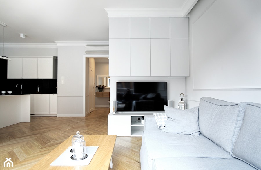 Apartament Mokotów - Mały biały salon z kuchnią, styl nowoczesny - zdjęcie od Soma Architekci