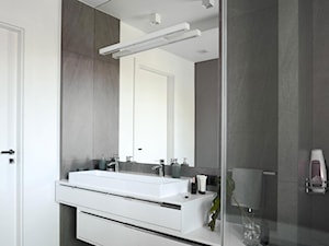 Apartament na Wilanowie. - Średnia bez okna z lustrem z dwoma umywalkami z punktowym oświetleniem łazienka, styl nowoczesny - zdjęcie od Soma Architekci