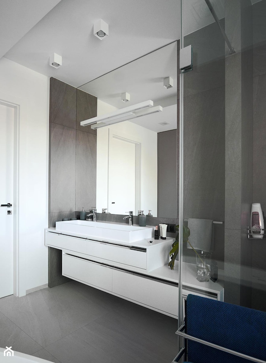 Apartament na Wilanowie. - Średnia bez okna z lustrem z dwoma umywalkami z punktowym oświetleniem łazienka, styl nowoczesny - zdjęcie od Soma Architekci