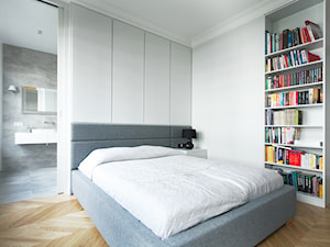 Apartament Mokotów - Mała szara sypialnia z łazienką, styl nowoczesny - zdjęcie od Soma Architekci