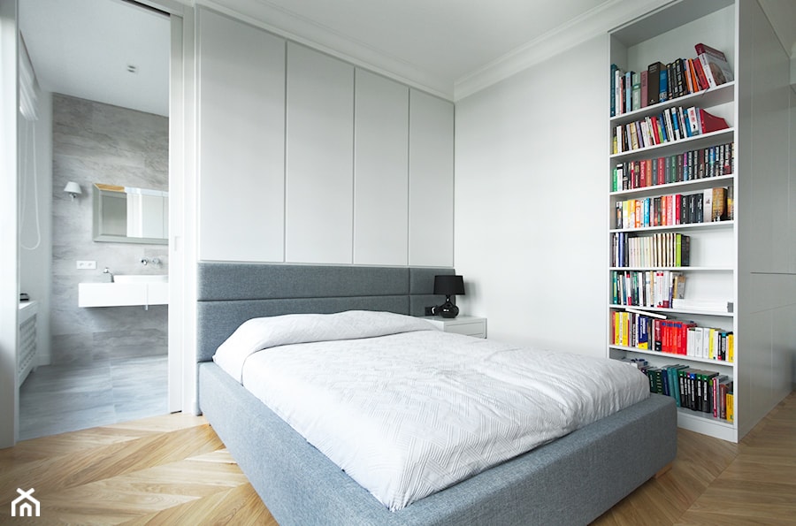 Apartament Mokotów - Mała szara sypialnia z łazienką, styl nowoczesny - zdjęcie od Soma Architekci