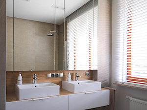 Apartament na Wilanowie. - Średnia z lustrem z dwoma umywalkami z punktowym oświetleniem łazienka z oknem, styl nowoczesny - zdjęcie od Soma Architekci