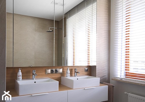 Apartament na Wilanowie. - Średnia z lustrem z dwoma umywalkami z punktowym oświetleniem łazienka z oknem, styl nowoczesny - zdjęcie od Soma Architekci
