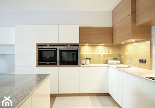 Wilanów III - Duża otwarta biała z zabudowaną lodówką z podblatowym zlewozmywakiem kuchnia w kształcie litery l, styl nowoczesny - zdjęcie od Soma Architekci