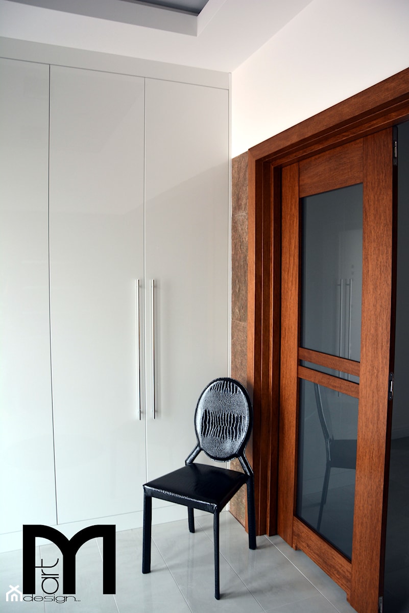 Realizacja projektu domu jednorodzinnego w stylu nowoczesnym - Mały biały hol / przedpokój, styl nowoczesny - zdjęcie od Mart-Design Architektura Wnętrz