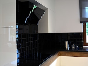 Realizacja projektu domu jednorodzinnego w stylu nowoczesnym - Biała czarna z zabudowaną lodówką kuchnia, styl nowoczesny - zdjęcie od Mart-Design Architektura Wnętrz