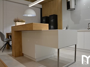 Realizacja wnętrz domu jednorodzinnego w Warszawie - Mała otwarta z kamiennym blatem szara z zabudowaną lodówką kuchnia jednorzędowa z wyspą lub półwyspem, styl nowoczesny - zdjęcie od Mart-Design Architektura Wnętrz
