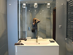 Realizacja projektu domu jednorodzinnego w stylu nowoczesnym - Mała bez okna z lustrem z punktowym oświetleniem łazienka, styl nowoczesny - zdjęcie od Mart-Design Architektura Wnętrz