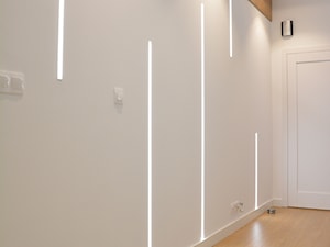 Realizacja wnętrz domu jednorodzinnego w Warszawie - Średni biały hol / przedpokój, styl nowoczesny - zdjęcie od Mart-Design Architektura Wnętrz