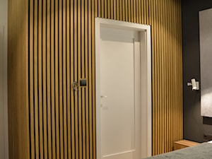 Realizacja wnętrz domu jednorodzinnego w Warszawie - Średnia biała czarna sypialnia, styl nowoczesny - zdjęcie od Mart-Design Architektura Wnętrz
