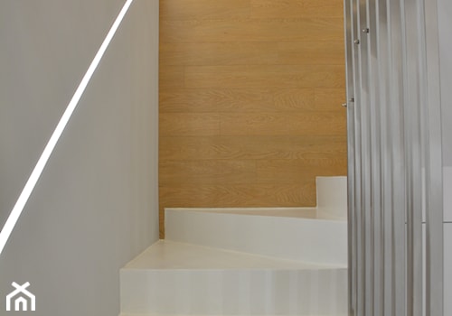 Realizacja wnętrz domu jednorodzinnego w Warszawie - Mały szary z marmurem na podłodze hol / przedpokój, styl nowoczesny - zdjęcie od Mart-Design Architektura Wnętrz