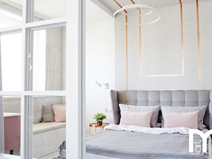 Realizacja mieszkania w pastelowych kolorach w stylu glamour - Sypialnia, styl glamour - zdjęcie od Mart-Design Architektura Wnętrz
