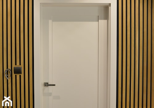 Realizacja wnętrz domu jednorodzinnego w Warszawie - Mała biała sypialnia, styl nowoczesny - zdjęcie od Mart-Design Architektura Wnętrz