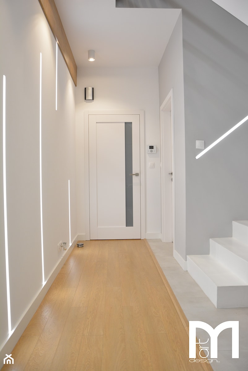 Realizacja wnętrz domu jednorodzinnego w Warszawie - Średni biały szary hol / przedpokój, styl nowoczesny - zdjęcie od Mart-Design Architektura Wnętrz