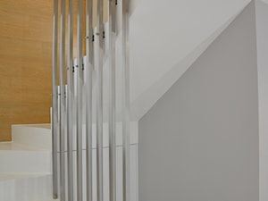 Realizacja wnętrz domu jednorodzinnego w Warszawie - Mały biały szary hol / przedpokój, styl nowoczesny - zdjęcie od Mart-Design Architektura Wnętrz