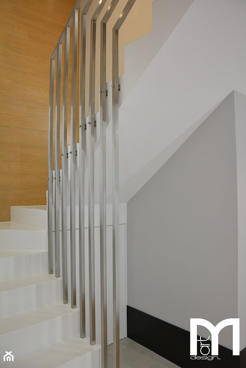 Realizacja wnętrz domu jednorodzinnego w Warszawie - Mały biały szary hol / przedpokój, styl nowoczesny - zdjęcie od Mart-Design Architektura Wnętrz
