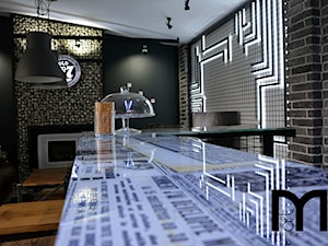 Projekt i realizacja domku imprezowo-gościnnego - Średnia czarna jadalnia w salonie, styl nowoczesny - zdjęcie od Mart-Design Architektura Wnętrz