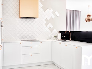 Realizacja mieszkania w pastelowych kolorach w stylu glamour - Kuchnia, styl glamour - zdjęcie od Mart-Design Architektura Wnętrz