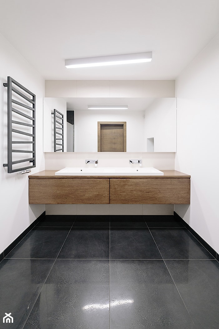 WNĘTRZE DOMU POD ŁODZIĄ - Średnia bez okna z lustrem z dwoma umywalkami łazienka - zdjęcie od BASK grupa projektowa - Homebook