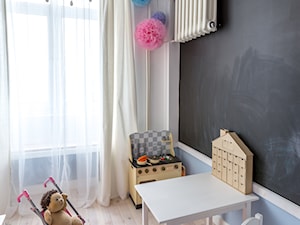 MIESZKANIE NA MOKOTOWIE - Mały czarny niebieski ze stolikiem i krzesełkami pokój dziecka dla dziecka dla dziewczynki, styl nowoczesny - zdjęcie od Grupa Hybryda