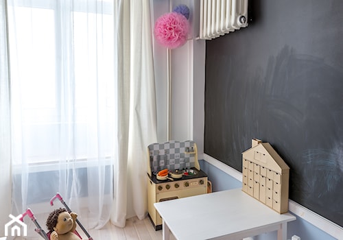 MIESZKANIE NA MOKOTOWIE - Mały czarny niebieski ze stolikiem i krzesełkami pokój dziecka dla dziecka dla dziewczynki, styl nowoczesny - zdjęcie od Grupa Hybryda