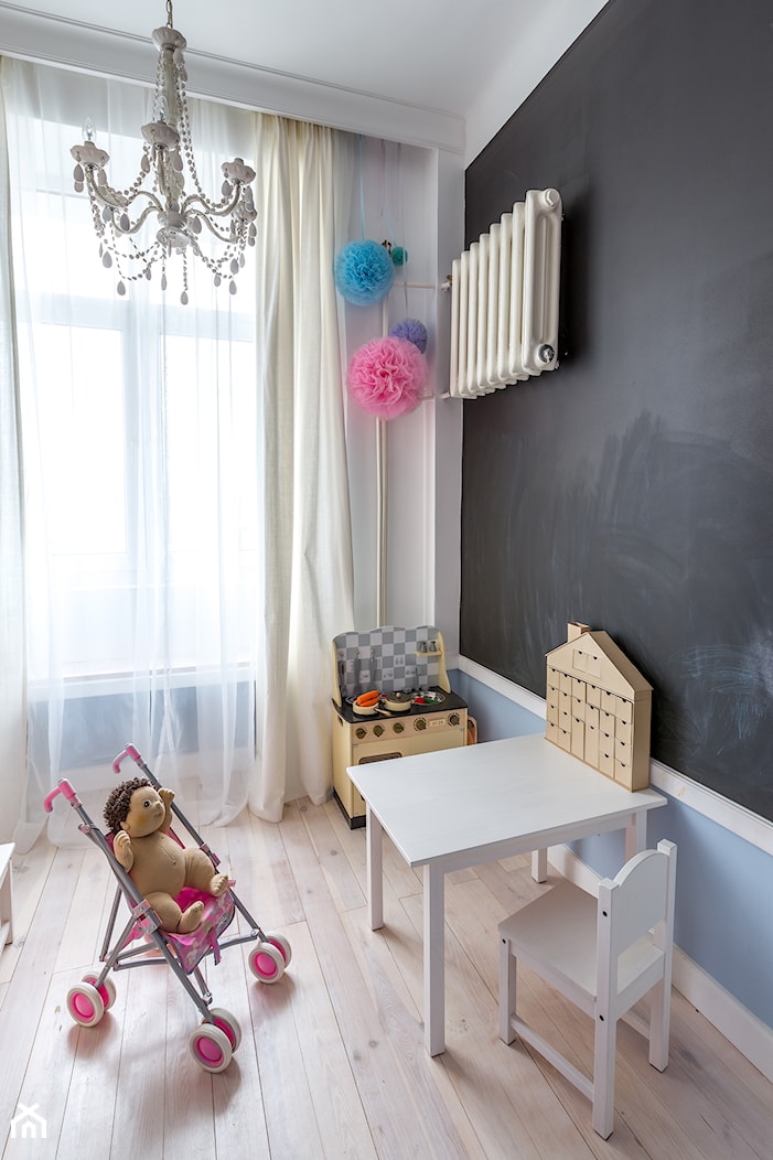 MIESZKANIE NA MOKOTOWIE - Mały czarny niebieski ze stolikiem i krzesełkami pokój dziecka dla dziecka dla dziewczynki, styl nowoczesny - zdjęcie od Grupa Hybryda - Homebook