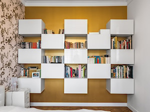 MIESZKANIE NA MOKOTOWIE - Mała biała żółta sypialnia, styl nowoczesny - zdjęcie od Grupa Hybryda